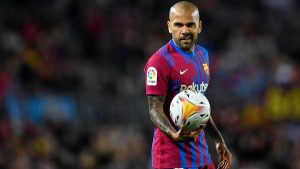 ألفيش: برشلونة لا يحترم لاعبيه التاريخيين
