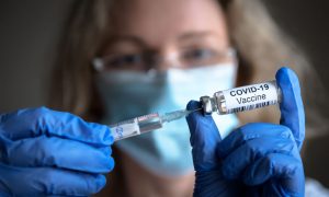 محكمة ايطالية تأمر بتحليل لقاحات كوفيد-19 التي تستخدم الحمض النووي الريبي المرسال