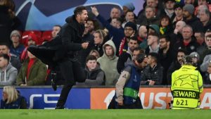 سيميوني يطارد لاعب ريال مدريد