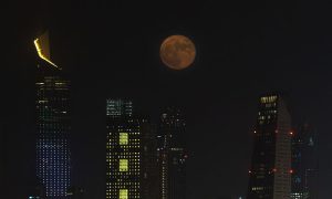 “العملاق” يبزغ بهاؤه بتمام السطوع ملوحا ومودعا في آخر ظهور له هذا العام
