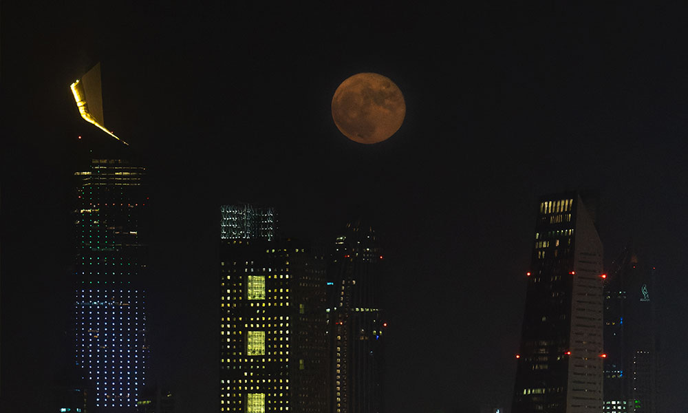 “العملاق” يبزغ بهاؤه بتمام السطوع ملوحا ومودعا في آخر ظهور له هذا العام