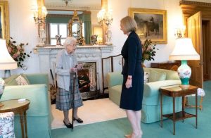 اجتماع رئيس الوزراء البريطاني مع الملكة