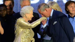 تقبيل يد الملكة البريطانية