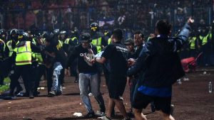 الرئيس الإندونيسي: “فيفا” ربما يدير كرة القدم في البلاد