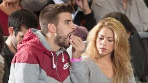 إجبار بيكيه على ارتداء “قميص شاكيرا” أمام الملايين