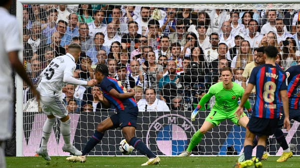 ريال مدريد يضرب برشلونة بثلاثية وينفرد بالصدارة