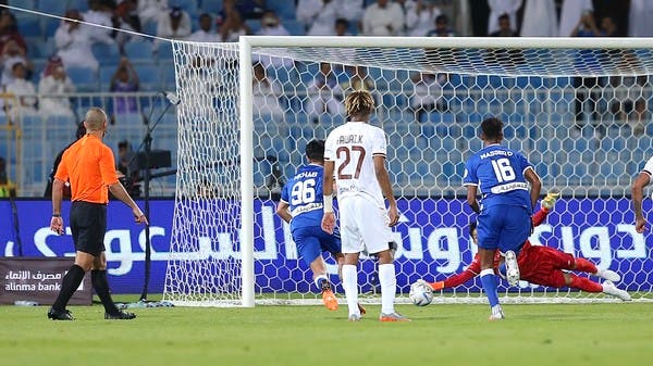 الشباب يتعادل مع الهلال ويحافظ على الصدارة