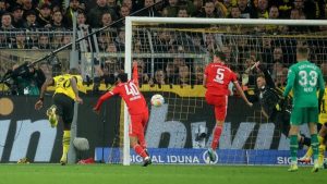 دورتموند يخطف تعادلاً قاتلاً في كلاسيكو ألمانيا
                        
                            خطف بوروسيا دورتموند تعادلا ثمينا أمام ضيفه بايرن ميونخ 2 – 2 يوم السبت في قمة مباريات المرحلة التاسعة من الدوري الألماني لكرة القدم (بوندسليغا).ورفع …