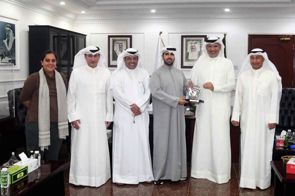 الشيخ فهد ناصر الصباح يناقش مع عبدالله الشاهين تجهيز لاعبي المنتخب الأولمبي