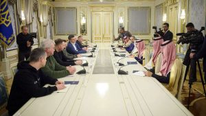 لقاء وزير الخارجية السعودية مع زيلينسكي