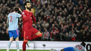 “صارخت صراخ قلت له أنا من الكويت”.. محمد صلاح يهدي قميصه لإحدى المشجعات.. فيديو