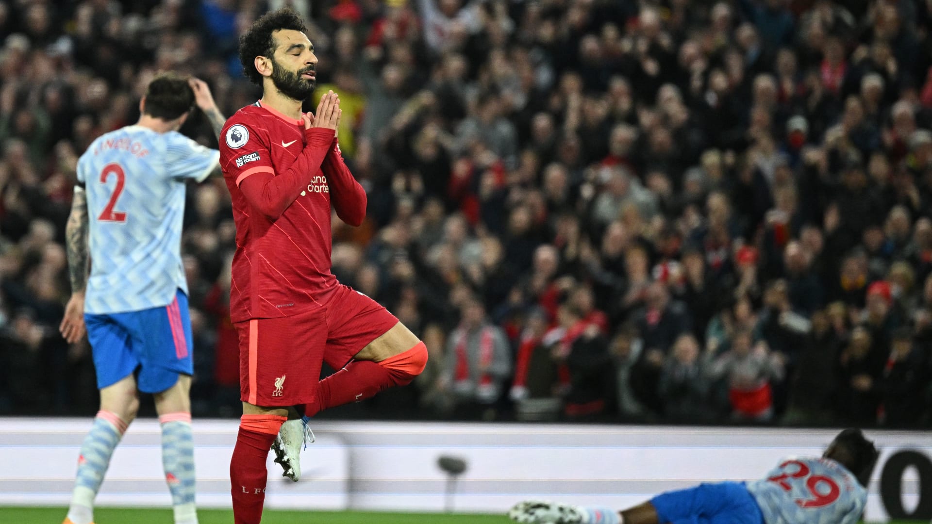 “صارخت صراخ قلت له أنا من الكويت”.. محمد صلاح يهدي قميصه لإحدى المشجعات.. فيديو