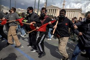 احتجاجات في يونان اثر تصادم قطارين