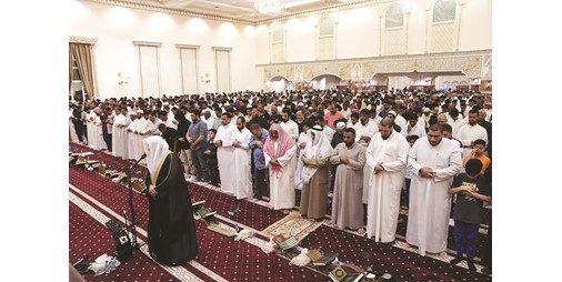 آلاف المصلين قاموا ليلة 22 رمضان بالمساجد.. رغم المطر