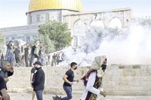 الصهاينة يهاجمون المعتكفين في المسجد الأقصى مرة أخرى + مقاطع فيديو