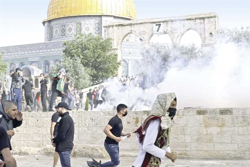 الصهاينة يهاجمون المعتكفين في المسجد الأقصى مرة أخرى + مقاطع فيديو