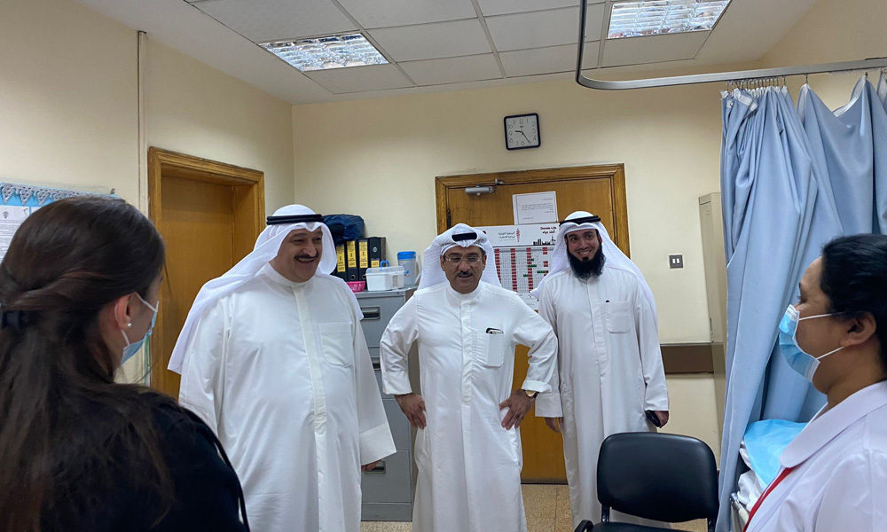 وزير الصحة يقوم بتفقد عدد من المرافق الصحية للاطمئنان على سير العمل