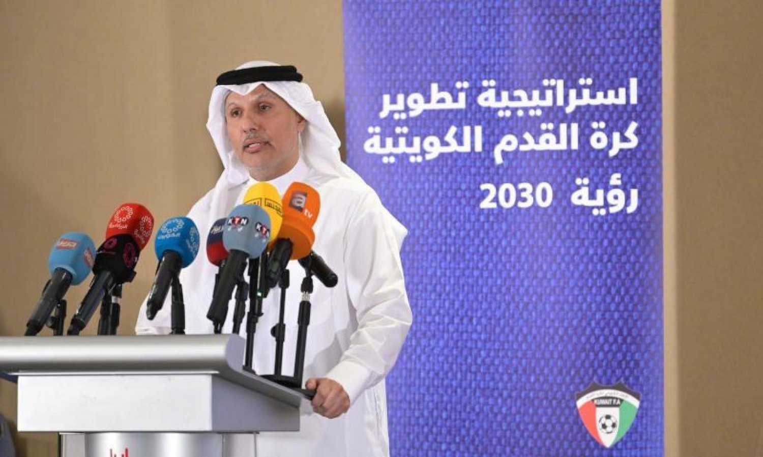 خطوة أولى مبشرة في رحلة الألف ميل.. كشف حساب عبدالله الشاهين بعدمرور عام على توليه رئاسة اتحاد الكرة