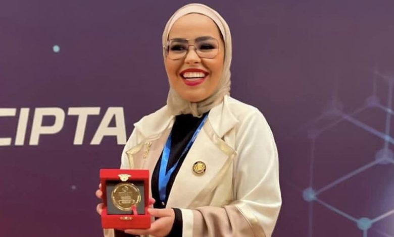 المهندسة الكويتية جنان الشهاب تفوز بالميدالية الذهبية بمعرض دولي في ماليزيا عن اختراعها “الخلايا الكهرومغناطيسية”