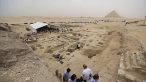 اكتشاف ورشتي تحنيط و مقبرات في مصر