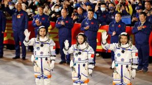 لأول مرة في تاريخ الصين مدني يرسل الى الفضاء