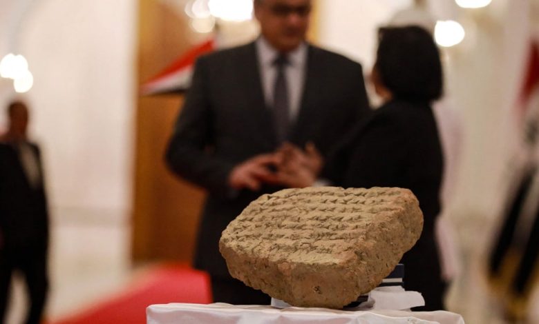 ايطاليا تعيد إلى العراق لوحة مسمارية عمرها 2800 عام
