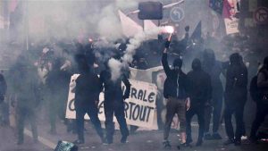 اشتباكات المتظاهرين و الناس في فرنسا