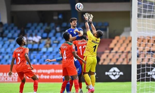صور.. بعد بلوغ نهائي الكأس الذهبية لجنوب آسيا.. مدرب الكويت: عانينا كثيرا امام بنغلاديش