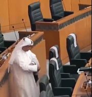 حمد المطر يوزع الكوفية الفلسطينية على كراسي النواب/ صدى الغزة في قلب الكويت