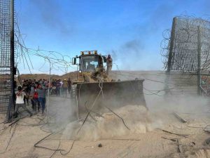 كسر سياج الحدودي من قبل حماس
