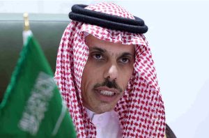 وزير الخارجية السعودي يحذر الغرب