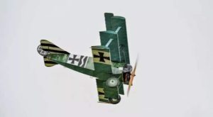 طائرة ثلاثية الأجنحة ألمانية تحلق في الأفق