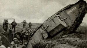 دبابة بريطانية في الحرب العالمية الأولى تتسلق للخروج من خندق