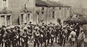 مجموعة كبيرة من الجنود البريطانيين تتجمع في شارع