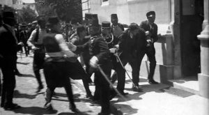 يتم اعتقال رجل بعد وقت قصير من اغتيال فرانز فيرديناند بواسطة حشد من الرجال