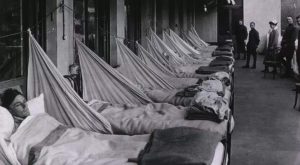 مستشفى للحرب العالمية الأولى تحتوي على معظم أسرّتها ممتلئة