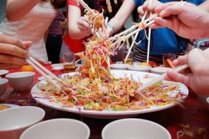 الطعام اللذيذ في التقاليد الصينية لحلول السنة الجديدة