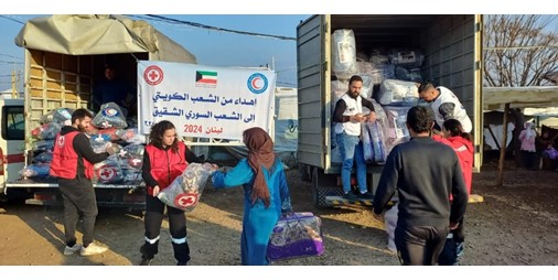 «الهلال الأحمر» توزع مساعدات على المتضررين من فيضان «النهر الكبير» في لبنان