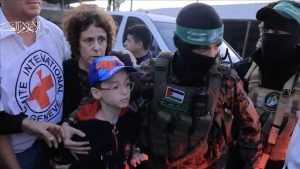 مسؤولون مصريون: حماس نقلت الأسرى الى مناطق لا تستطيع إسرائيل الوصول إليهم!