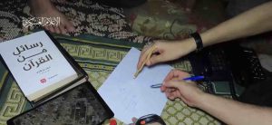 من وراء كتاب رسائل من القرآن؟/ قصة الكاتب الذي ظهر كتابه في فيديو كمين الزنة!