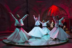 المهرجانات للرقص الصوفي للدراويش في تركيا