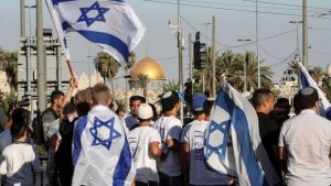 مسيرة الأعلام في القدس؛ اقتحام الأقصى واعتداءات على الفلسطينيين تحت حماية الشرطة!