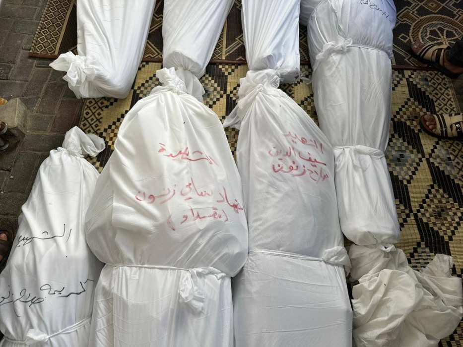 “تي آر تي” التركية تكشف بالصور: مساحة جثث شهداء غزة تعادل 13.5 ملعب كرة قدم+ فيديو