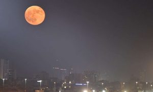 سماء الكويت تتزين بالقمر الدموي العملاق بعد حدوث ظاهرة الخسوف الجزئي للقمر التي شهدتها البلاد
