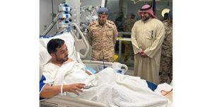 وكيل الدفاع ونائب رئيس الأركان يطمئنان على المصابين في حادث تمرين (ملاحظ الصحراء 4)