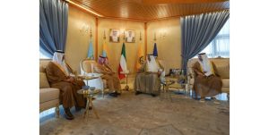وزير الدفاع يبحث مع رئيس هيئة الطيران المدني السعودية التعاون الثنائي وتبادل الخبرات
