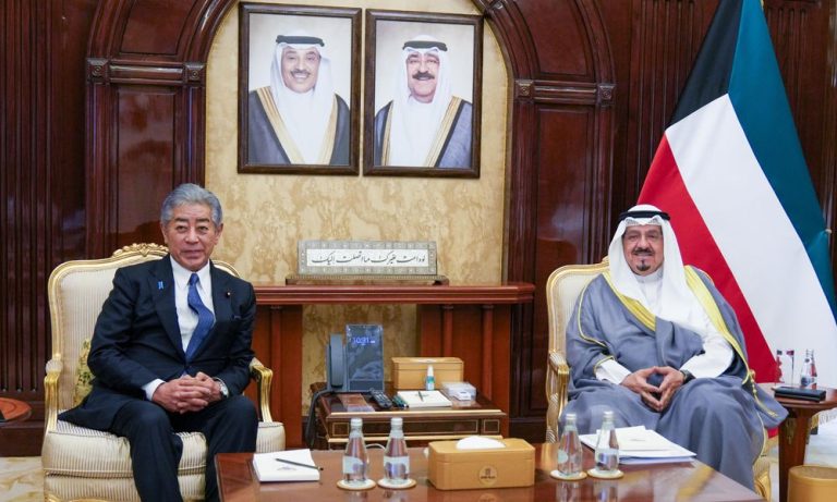 سمو رئيس مجلس الوزراء يلتقي وزير خارجية اليابان في قصر بيان