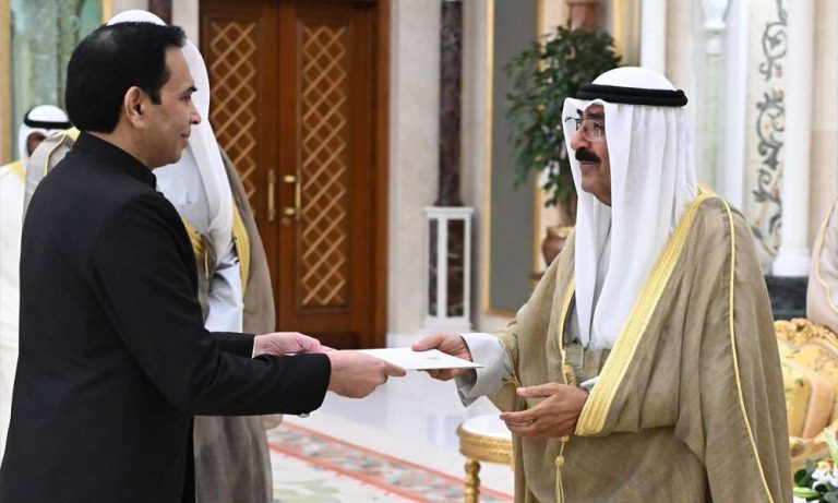 أمير الكويت يتسلم أوراق اعتماد سفراء خمس دول في قصر بيان